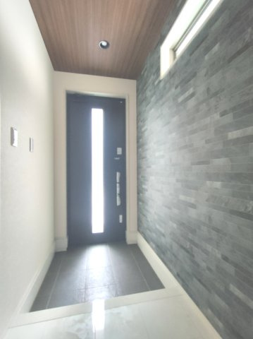 【玄関】　住まいの第一印象を決める玄関スペース「グレー」を基調とした清潔感ある落ち着いた雰囲気に仕上がっております。
