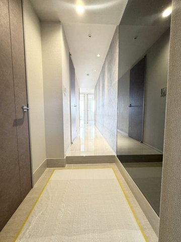 シューズボックス付きで収納力のある玄関。靴や小物をすっきり整理でき、来客時にも好印象を与える迎え入れの空間です。