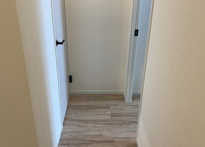 内装はとにかくおしゃれなものがいい！と選ぶ前に、まず住んだ後のことを想像してみましょう。住んでみたらコンセントの位置が悪くて使いにくいなど出てきます。事前にどの家電をどこに置くか想定しておきましょう。