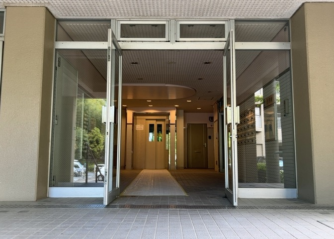 マンションのエントランスには、もともと風よけや防犯の役割がありますが、マンションによって宅配ボックスなどの設備が備わっている所もあります。日々の生活をイメージしながら生活しやすさをチェックしましょう。