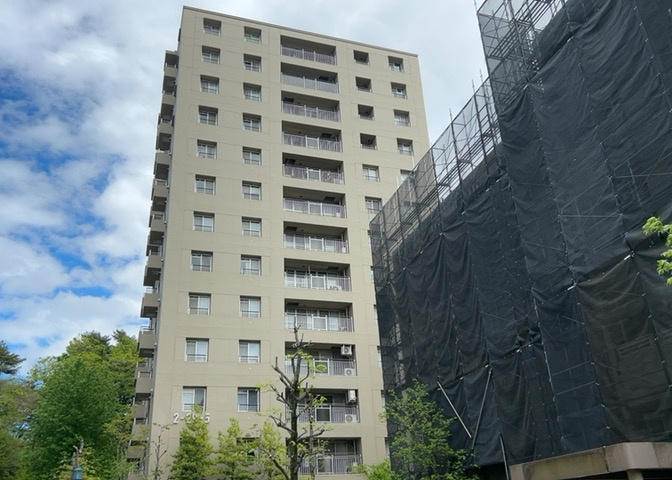 外観はマンション管理がされているかの目安になります。築年数が古いと、壁面は劣化してひび割れが生じることも！建物が古びていても細かいところが修繕されていると、きちんと管理されているなぁと感じるでしょう。