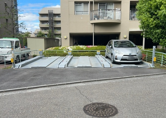 車一台あたりに必要なスペースは、標準サイズの普通自動車で横幅2m50cm、長さ5mは必要になります。ただし、乗降のことも考慮して横幅3m30cm、長さ5m50cmほどは確保できるところを選びましょう。
