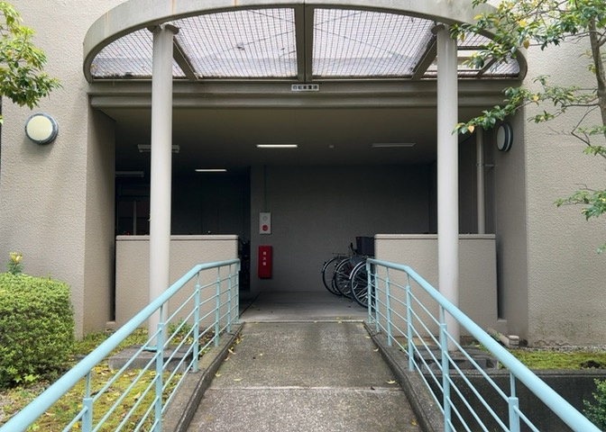 マンションの駐輪場は、事前に空きがあるか確認を取ると安心です。せっかく入居したのに駐輪スペースがない！なんてことになったら大変ですよね。そこで、内見時や購入前にはまず事前に確認しておくと良いでしょう。
