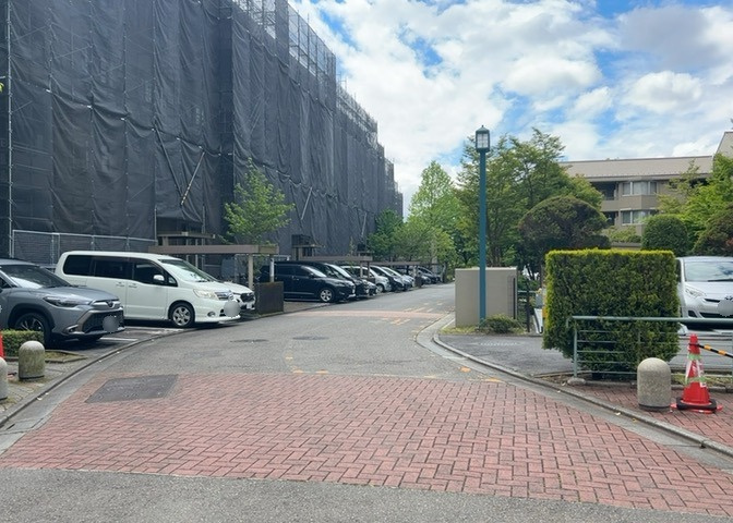 駐車場と明記されていても、最小スペースでつくられた駐車場だと大型車は駐車できなかったり、出入りしにくくなったりする可能性があります。お車のサイズと購入したい物件の駐車場のサイズを現地で確認しましょう。