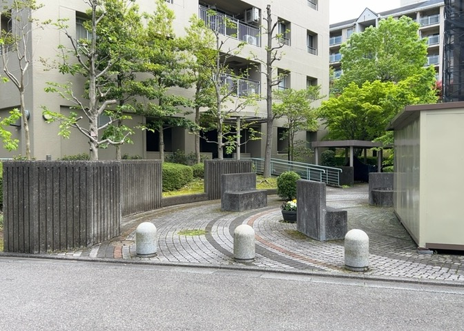 中庭（パティオ）とは、一つの建築物の内部に設けられた、壁などで囲われている庭のことを指します。コの字型、ロの字型が主流ですが、L字型の中庭もあります。最近では、インテリア性の高さからも人気があります。