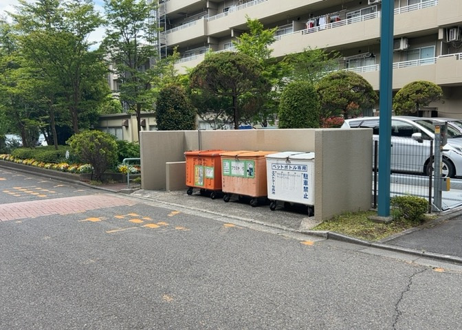 共有部分は、住民なら誰もが使える設備のこと。例えば駐車場やエレベーター、インターネット設備、セキュリティ設備などがあります。他にも、マンションの廊下・外部階段やエントランス・ゴミ置き場などがあります。