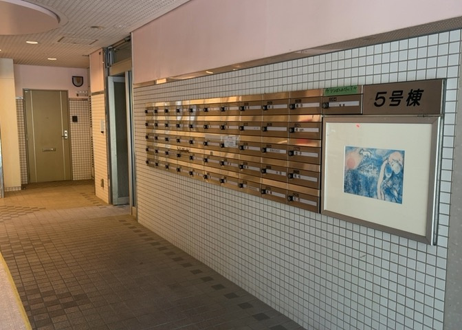 エントランス付近に設置されている集合ポストは、住んでいる部屋と離れているため、ポストをあさるなど誰かに何かされていても被害に気づきにくいです。入居する時には他人に特定されにくい番号で鍵をかけましょう！