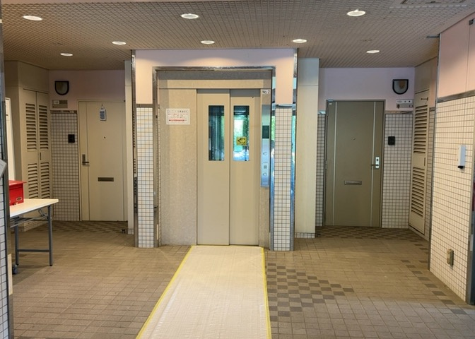 受付はマンションコンシェルジュがいる場合もあれば、管理人が滞在する小部屋を総称して呼ぶことがあります。主にエントランスに設置されていることから、防犯面でも期待ができます。防犯設備がない場合はより安心！