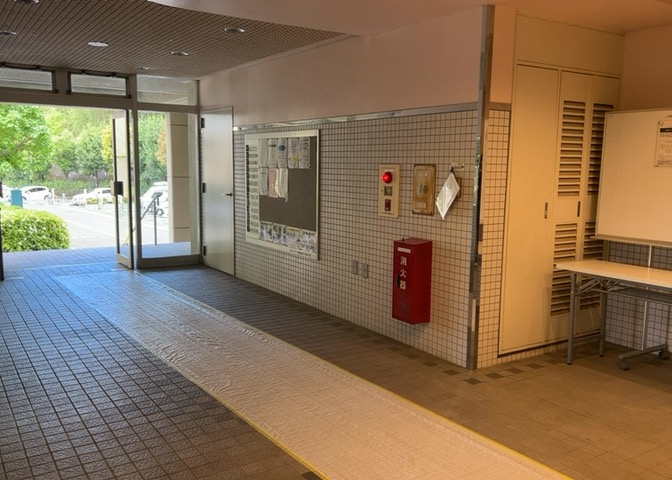 ロビーというと、エントランスと何がちがうの？と思いますよね。実はロビーとエントランスには明確な決まりはありません。物件によっては、エントランスを入って広がるある程度の広さのある空間がロビーとなります。