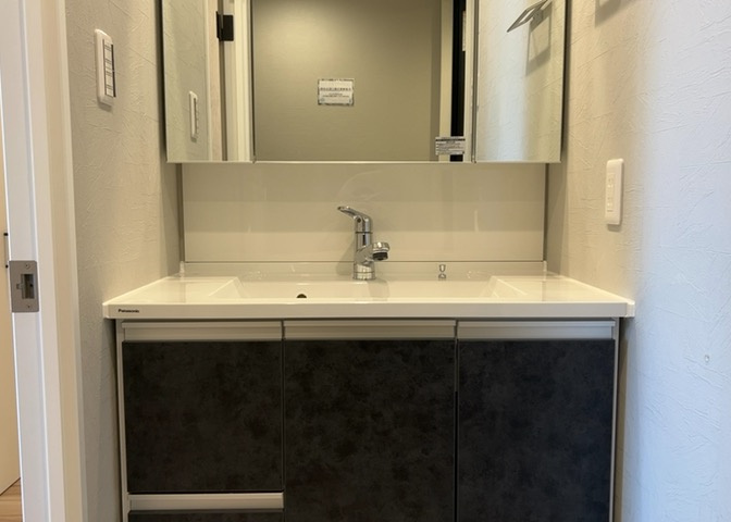 洗面化粧台では顔を洗ったり、身だしなみを整えることが本来の使い方ですが、用途によっては洗面化粧台に求められる機能が違ってくるため、ご自身や家族のライフスタイルに合ったものを選ぶことをおすすめ致します。