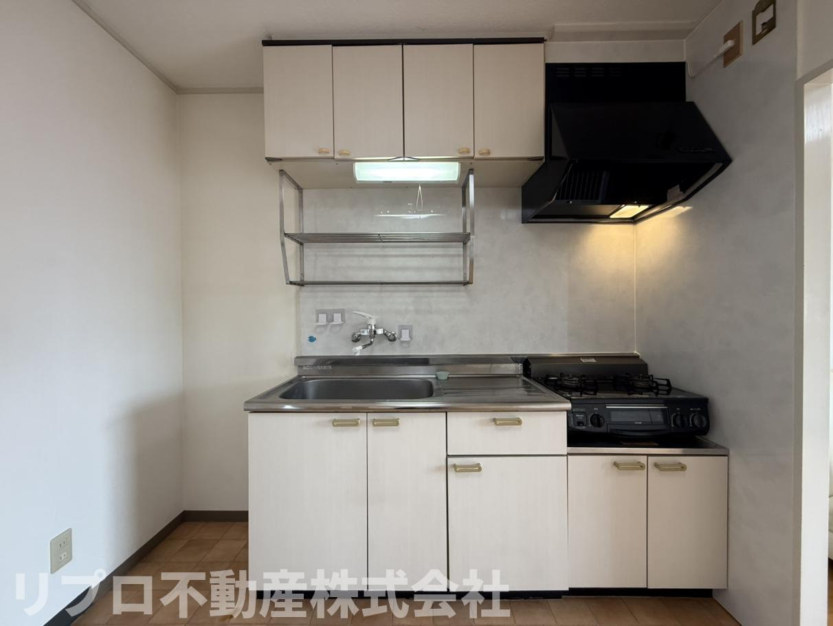 キッチン上部にも収納スペースがあり、調理器具や食器などを収納可能！白を基調とした清潔感のあるキッチン