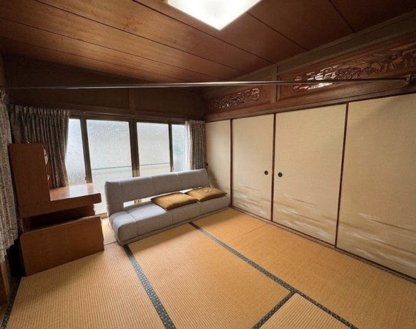 落ち着いた雰囲気が広がる続き和室。襖を開けることで隣室と一体利用ができ、来客時の応接間や家族のくつろぎスペースとしても活用可能です。和の趣を感じながら過ごせる、使い勝手の良い和室空間です。
