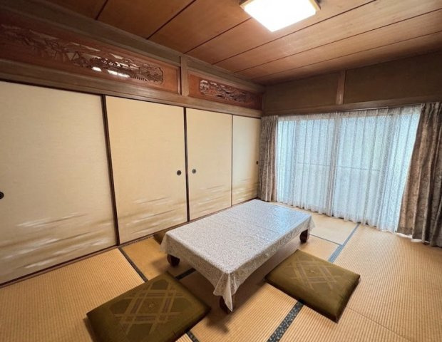 続き間として使える広々とした和室空間。襖で仕切ることで独立した居室としても利用でき、生活スタイルに合わせた使い分けが可能です。客間や家族の団らんスペースなど多用途に活用できる、ゆとりある和室です。