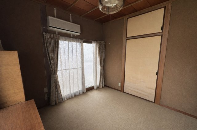 2階に配置されたコンパクトで使いやすい洋室。子供部屋、書斎など用途に合わせて活用できる空間です。窓から自然光が入り、明るく落ち着いた室内環境。収納も備わっており、衣類や荷物の整理にも便利です。