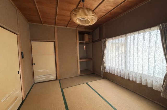 2階に配置された落ち着いた雰囲気の和室。隣室とつながる間取りのため、開放して広く使うことも可能です。寝室、客間やくつろぎスペースとしても活用可能。収納も備わっており、衣類の整理にも便利です。