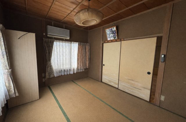 2階に配置された和室で、隣の洋室とつながる使い勝手の良い間取り。扉を開放することで一体利用も可能で、広々とした空間として活用できます。寝室や子供部屋など用途に応じて柔軟に使い分けが可能です。