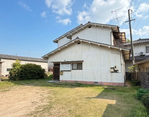 敷地にゆとりのある広々とした外観。建物前に十分なスペースが確保されており、複数台の駐車や来客時の対応も可能です。庭スペースとして家庭菜園やガーデニング、お子様の遊び場としても活用できます。