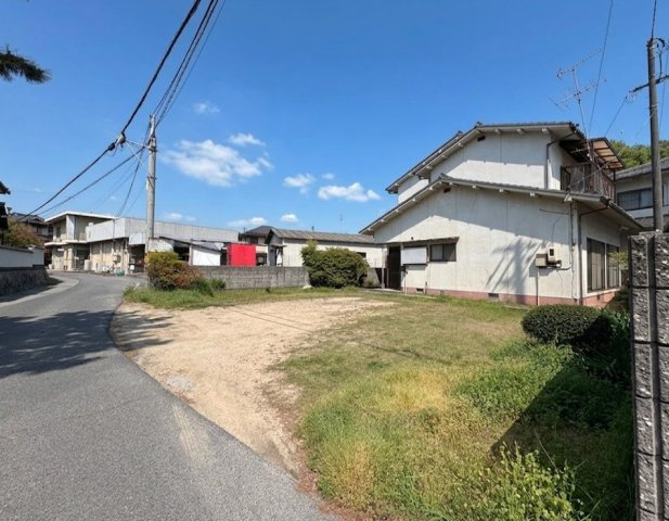 前面道路は車通りの少ない落ち着いた住環境。敷地内にゆとりがあり、車の出し入れもスムーズに行えます。周辺は住宅が点在する開放感のある立地で、敷地も広く、複数台の駐車や庭としての活用も可能です。