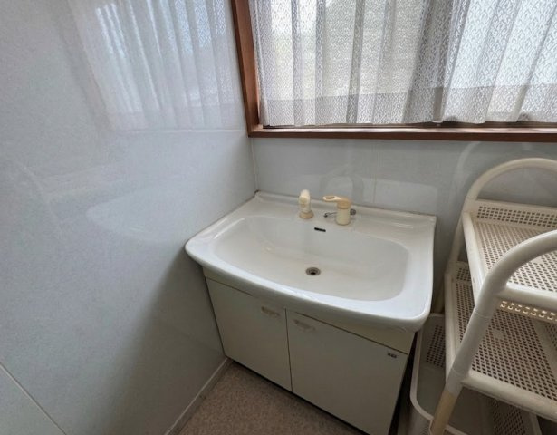 窓付きで明るさを確保した洗面スペース。自然光が入るため日中は電気を使わず身支度が可能です。洗顔や手洗いもしやすい使い勝手の良い仕様で、下部には収納も備わっており、洗剤や日用品をすっきり整理できます。