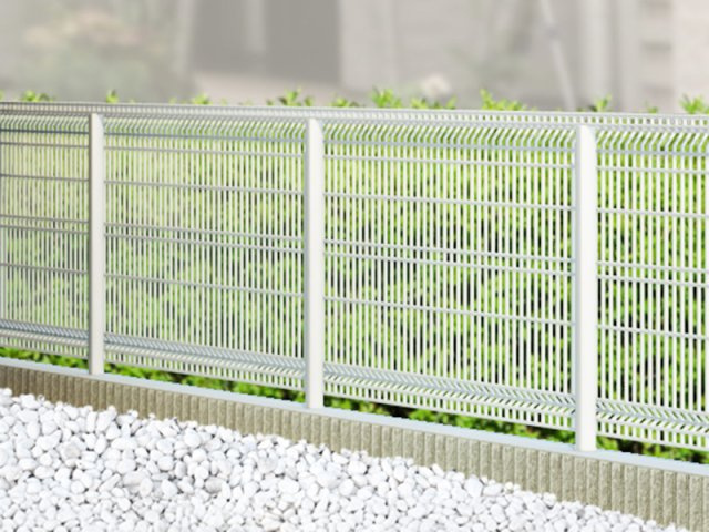 【設備画像：外構設備】駐車スペースや玄関まわりに砂利やコンクリートなどの外構設備が施されています。また、隣家との境界にはフェンスが設置されています。