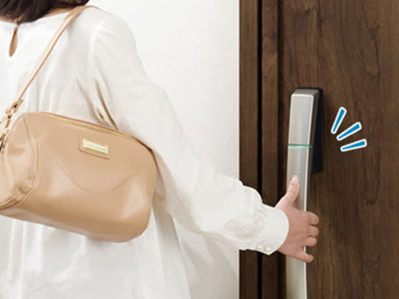 【設備画像：スマートコントロールキー（YKK　AP）】付属のリモコンキーは、カバンに入れた状態でワンタッチ開錠出来る優れもの。また非常用カギが内蔵されているので、停電時も安心してお使いいただけます。