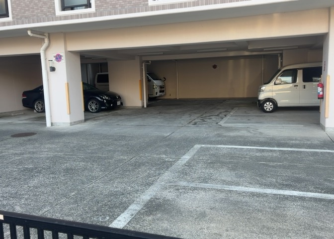 車一台あたりに必要なスペースは、標準サイズの普通自動車で横幅2m50cm、長さ5mは必要になります。ただし、乗降のことも考慮して横幅3m30cm、長さ5m50cmほどは確保できるところを選びましょう。
