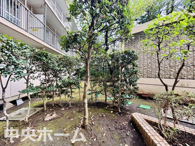 敷地内には緑も多く住環境良好です