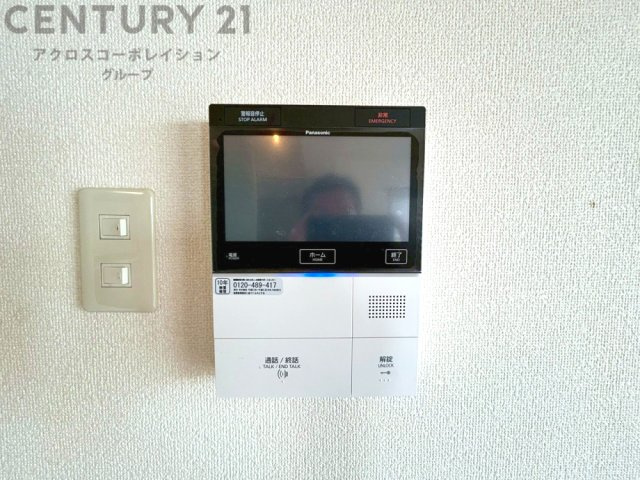 訪問者が来たときにテレビ画面で確認できるため、安心してドアを開けられます。録画機能があるものもあり、留守中に来訪者を記録しておくことができます。利便性が高く、セキュリティ面でも安心です。