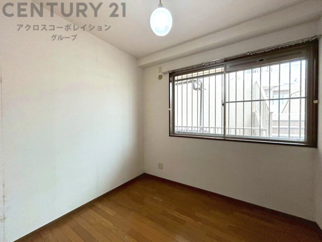 明るい色合いのフローリングとクロスを使用した洋室は家具やインテリアとも調和しやすく空間が広く感じられ開放感を生み出します。自然光を効果的に反射し、室内を明るく保つため、日中の照明使用を抑えられます。