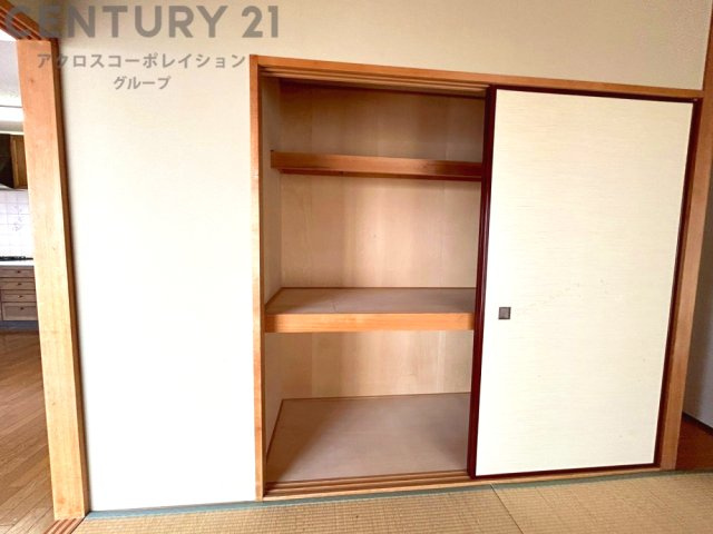 押入れは季節の衣類、寝具などを収納できます。伝統的な美しさと実用性が融合し、収納物を保護する調湿・換気効果があります。使い方によっては書類や小物なども効果的に整理でき空間を有効活用できます。