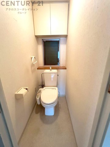 温水洗浄便座付トイレは温水洗浄機能により、暖かい水でおしりを洗浄することができ、冷たい水を使う従来の便座に比べ、温水洗浄機能で暖かいトイレを提供し、快適な使用を可能にします。