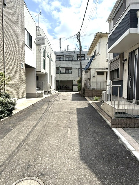 前面道路は車通りが少ないので、お車の出入りも慌てずに、スムーズに行えます。