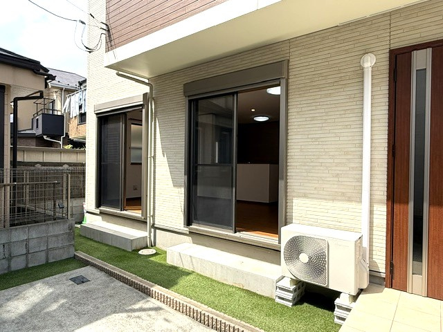 1階15.25帖のLDKの前は、カースペースですので、通行する方の視線を気にすることなく、日常をお過ごし頂けます。