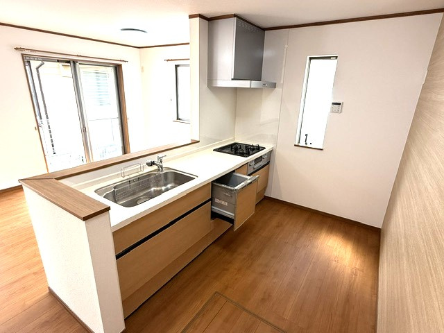 キッチンスペースが広いので、お子様とのお料理も楽しめて、食洗機付きですから、お片付けも楽なので、いつも清潔な空間を保てます。