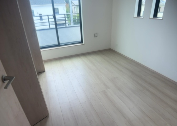 2階の7.5帖の洋室は、主寝室としてゆとりをもって家具を配置できます。2面採光で風通しも良く、南向きの明るい光が差し込む快適なプライベート空間です。一日の終わりを落ち着いた雰囲気の中で穏やかに過ごせま