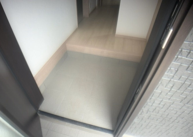 家の顔となる玄関には、靴をすっきり収められるシューズボックスを設置済みです。散らかりがちな靴を隠して収納できるため、来客時にも慌てることなく綺麗な状態でお出迎えができる機能的な玄関スペースとなっていま