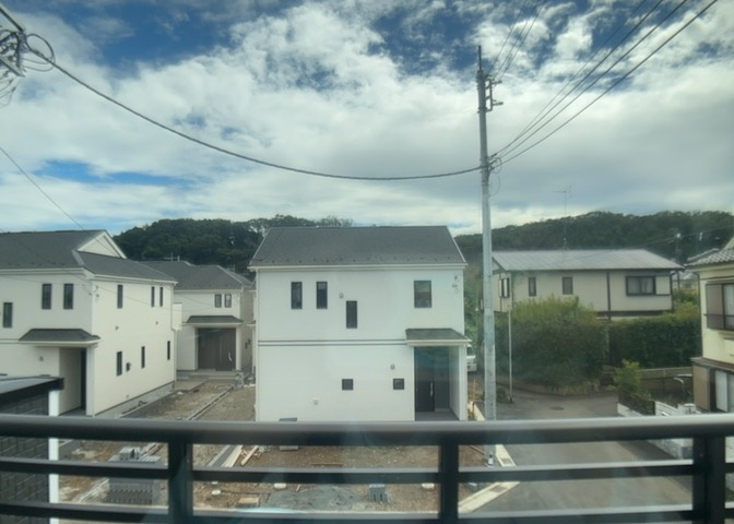2階バルコニーからの眺望は前面に遮るものが少なく、通風良好な心地よい風が通り抜けます。四季の訪れを感じられる開放的な見晴らしを、毎日の暮らしの中で楽しむことができます。現地でこの景観をお確かめ下さい。