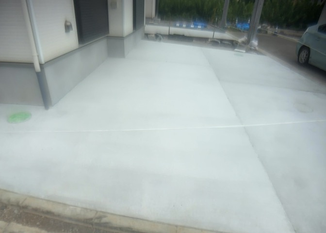 敷地内にカースペースを設けており、お持ちの車を2台駐車可能です。前進での出入りや日々の出し入れがしやすい配置となっております。お車の車種やサイズ、敷地との関係性は現地見学時にご確認いただけます。