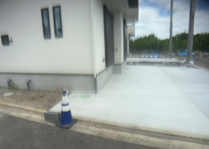 敷地内にはプライベート感のあるお庭スペースが確保されています。ガーデニングや家庭菜園をはじめ、お子様の遊び場としても多目的に活用可能です。隣地との距離も保たれており、陽当たりと風通しも確保されています