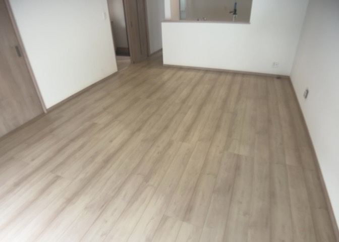 15帖以上の広さを誇る17帖のLDKは、南向きで明るく通風良好な住空間です。家族が集まってもゆとりがあり、ダイニングテーブルやソファを思い通りのレイアウトで配置できる快適なリビングダイニングです。