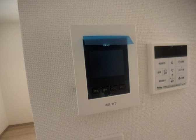 室内から来訪者の顔を画面で確認できるTVモニター付きインターホンを設置しています。不用意にドアを開けることなく応答できるため、小さなお子様のお留守番や一人で家にいる際も安心感が高まる防犯設備です。