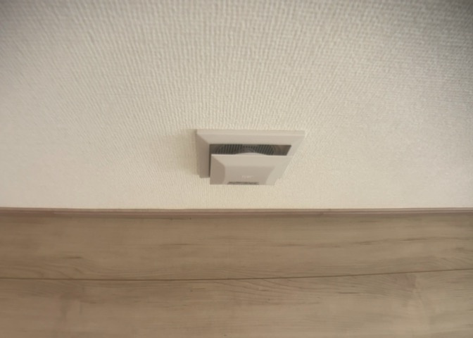 床下換気や通気性に優れた施工が施されており、建物全体の空気循環を良好に保ちます。湿気がこもりにくく、季節を問わず室内を爽やかで快適な状態に保つ工夫がなされているため、心地よくお過ごしいただけます。