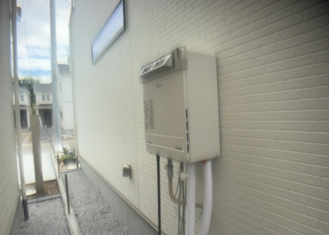毎日の生活を支える都市ガスに対応した効率的な給湯設備を備えています。追焚機能が付いた浴室ではいつでも温かいお風呂に入ることができ、省エネで経済的に温水を利用できる快適な暮らしを実現してくれます。