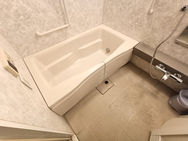 【浴室】　換気機能も備わった浴室は、清潔感を保ちやすく毎日快適に使うことができます。　※CG加工による空室イメージです。