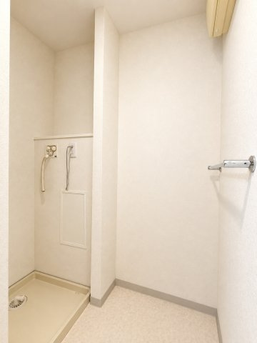 【室内洗濯機置き場】　室内に洗濯機を置けるので、天候を気にせず家事を進められます。　※CG加工による空室イメージです。