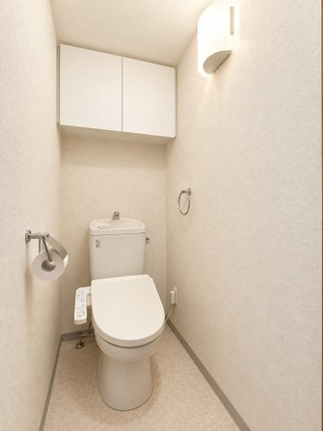 【トイレ】　清潔感のあるトイレは、来客時にも気兼ねなく安心して使っていただけます。　※CG加工による空室イメージです。