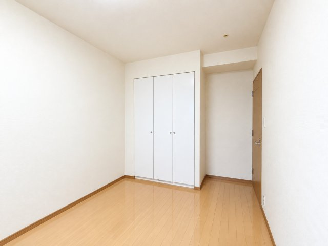 【洋室約7.2帖　収納】　洋室に備わった収納は奥行きがあり、季節用品もすっきりと片付けられます。　※CG加工による空室イメージです。