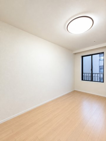 【洋室約5.8帖】　落ち着いた雰囲気の洋室は、ゆったりとくつろげる寝室として活用できます。　※CG加工による空室イメージです。