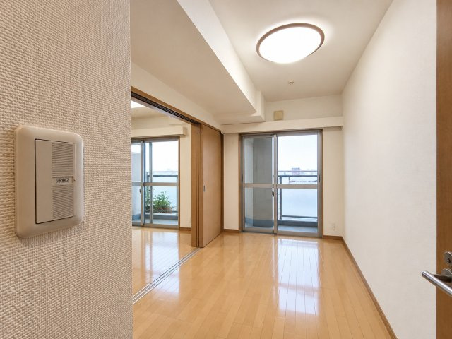 【洋室約5.2帖】　約5.2帖の洋室は使い方の幅が広く、趣味の部屋としても活用できます。　※CG加工による空室イメージです。