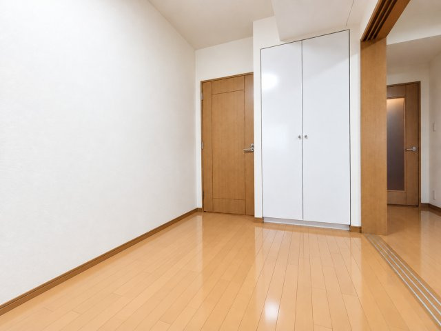 【洋室約5.2帖　収納】　洋室の収納スペースは使い勝手が良く、荷物の整理整頓に役立ちます。　※CG加工による空室イメージです。